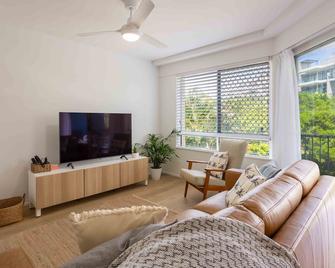 Beautifully Renovated Maroochydore Beach Apartment - Maroochydore - Living room