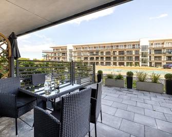 Cozy Studio with River View Spadochroniarzy with Parking & SPA by Noclegi Renters - Dziwnów - Balkon