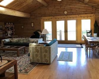 Getaway To White Iron Hideaway - Ely - Living room