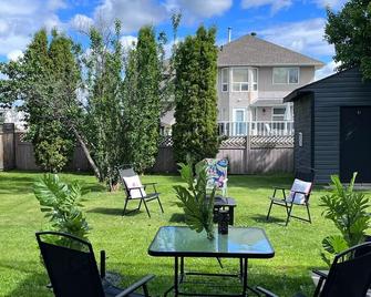 2 bed, fully stocked, centrally located private suite - Prince George - Patio