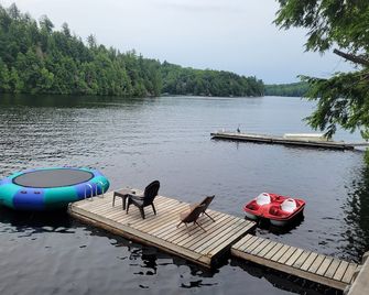 The Bear Cave Cottage at Little Kennisis - Algonquin Highlands