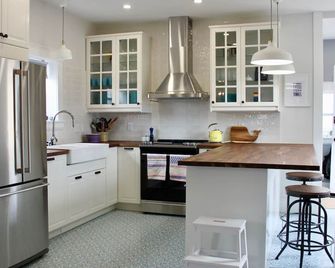 Beautiful Beach House! Restored 1908 Victorian Spaciously Sleeps 8, 2 Full Baths - Port Hood - Cocina