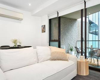 Stylish 1 Bedroom Retreat in St Kilda w Car Park - St Kilda - Living room