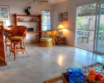 Hale Maluhia - 2 Minutes from the Big Island's Best Beaches - Waimea (Big Island) - Living room