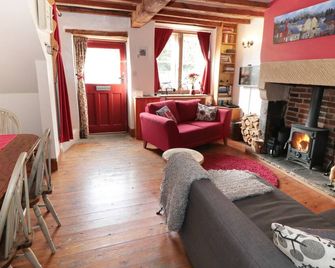 Holly Cottage - Matlock - Living room