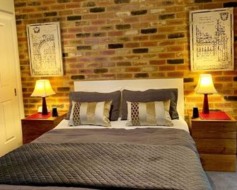 Stoney Creek Cottages - Red Hill - Bedroom