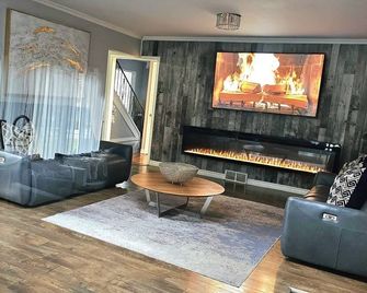 Oasis - Ingersoll - Living room