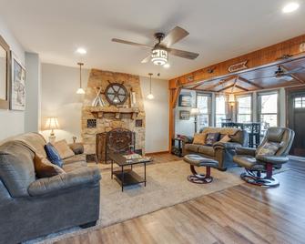Cozy Clear Lake Home - Walk to Town and Boat Dock! - Clear Lake - Living room