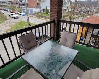 Comfy and Spacious 3 BR - Easy City Access - Pittsburgh - Balkon