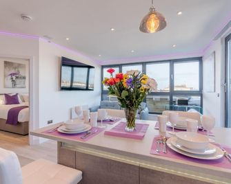 Central Penthouse with Hot Tub & Views 22 - Cheltenham - Jadalnia