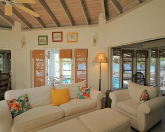 Sunny Daze - A Beautiful Waterfront Cottage - Lowlands - Living room