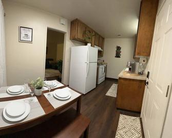 Centrally Located near Hospital - Modesto - Restaurant