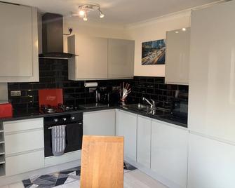 Modern 2 bed apartment - Wallasey - Kitchen