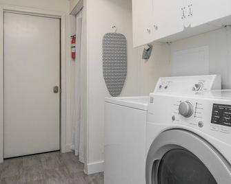 Chic 4-Bdr 3 Ba Home In Safe, Desired Neighborhood 5 Min From State Capitol. - Jefferson City - Laundry facility