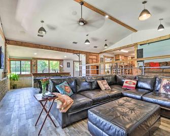 Spacious Glen Rose Home on Paluxy Riverfront - Glen Rose - Living room