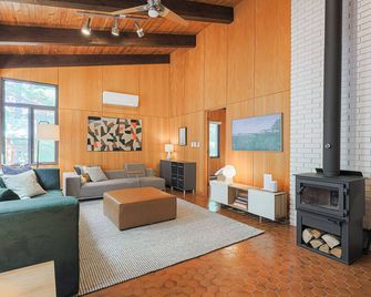 Pine Point on Kosh Elegant Midcentury Cottage W/hot tub & gym - Havelock - Living room