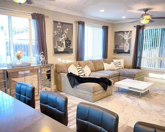 Spacious 9-bedroom/8-Bath Triplex in enchanting neighborhood of Santa Clara - Santa Clara - Living room