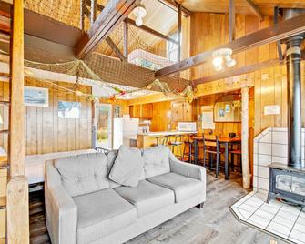 Cozy oceanfront cabin on the beach with views - dog friendly - Moclips - Living room