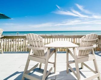 Stunning oceanfront views just steps from the deck; steps, sand, waves! - Emerald Isle - Balcón