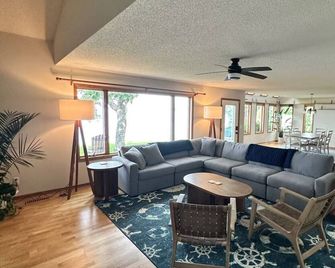 Beautiful Waterfront Estate with sandy shores, next to Willy Mccoys on the water - Big Lake - Living room