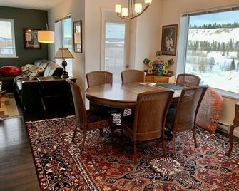 2 Bedroom Apt River & Mountain Views , In The Heart Of Whitehorse - Condo - Whitehorse - Dining room