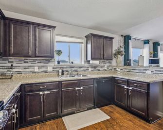 Valclyde Signature Home - Big Lake - Kitchen