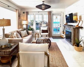 beachy cottage w/ ocean views, enclosed yard, hot tub & nearby beach access - Moclips - Living room