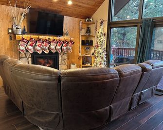 Midtown Hideaway - Two Bedroom Cabin - Ruidoso - Living room
