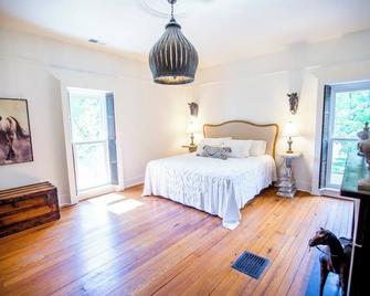 Grelen's Boxwood Villa: An Enchanting Estate with Beautiful Gardens - Orange - Bedroom