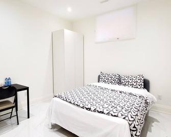 Comfortable Room in Toronto next to Yorkdale mall - Toronto - Bedroom