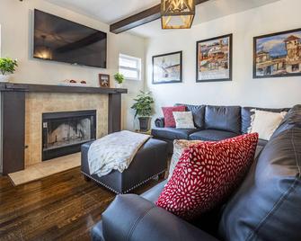 Historic craftsman home in the heart of Riverside! - Riverside - Living room