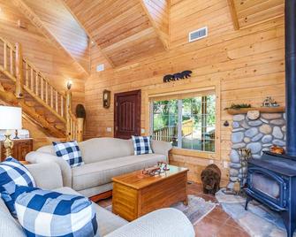 Bass Lake Log Home - Dog Friendly - Bass Lake - Living room