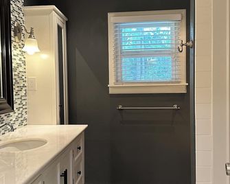 Hobby Farm With Goats And Views of Horse - Port Orchard - Bathroom