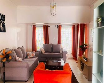 Lux Suites Villa Reese Kisumu - Kisumu - Living room