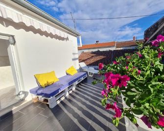 The Lazy Monkey Hostel & Apartments - Zadar - Balcony