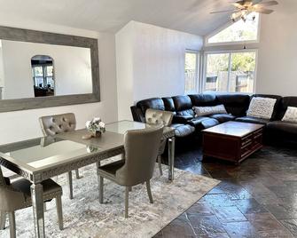 Serene Retreat: W/ Waterfall Pool, Proximity to Shopping & Gastronomic Delights. - Vacaville - Dining room