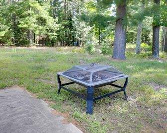 5 Mi to Sno-Eagles Trails: Lakefront Getaway! - Eagle River - Patio
