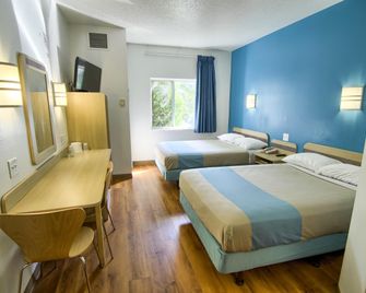 Motel 6 Portsmouth Nh - Portsmouth - Bedroom