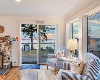 Charming, family-friendly beach house w/ a full kitchen & private beach access - Camano Island - Living room