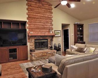 Beautifully Furnished Home With Hot Tub - Angels Camp - Huiskamer