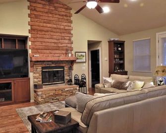Beautifully Furnished Home With Hot Tub - Angels Camp - Huiskamer