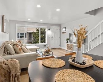 Experiencing Edmonds, In the Heart of it All! - Edmonds - Living room