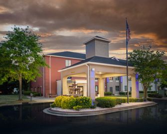 Holiday Inn Express Clayton (Se Raleigh) By IHG - Garner - Budova