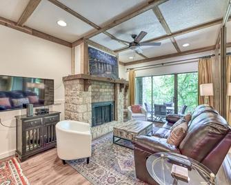 Luxurious Riverfront Condo Just 1 Blk to Schlitterbahn! - New Braunfels - Living room
