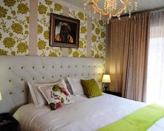Cottonwood Guesthouse Oasis - בלואמפונטיין - חדר שינה