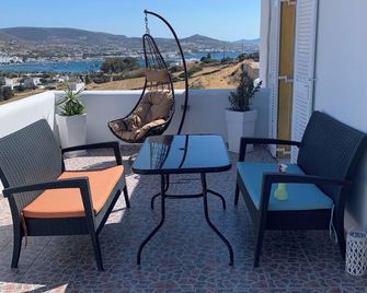 Penthouse studio overlooking Paroikia Bay! - Parikia - Balkon