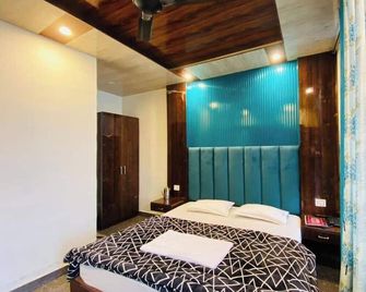 The Pari S World Restaurant And Homestay - Mussoorie - Schlafzimmer