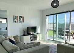 Surfers Retreat - Waihi Holiday Home - Waihi Beach - Living room