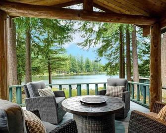 Charming Lakefront Log Cabin - Fall City - Balcony