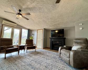 The Bungalow on Lake Navajo - Cherokee Village - Living room